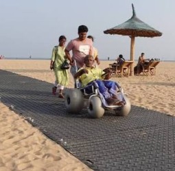 மெரினா கடற்கரையில் மாற்றுத்திறனாளிகள் கடலை மிக அருகில் ரசிக்க தனிப்பாதை