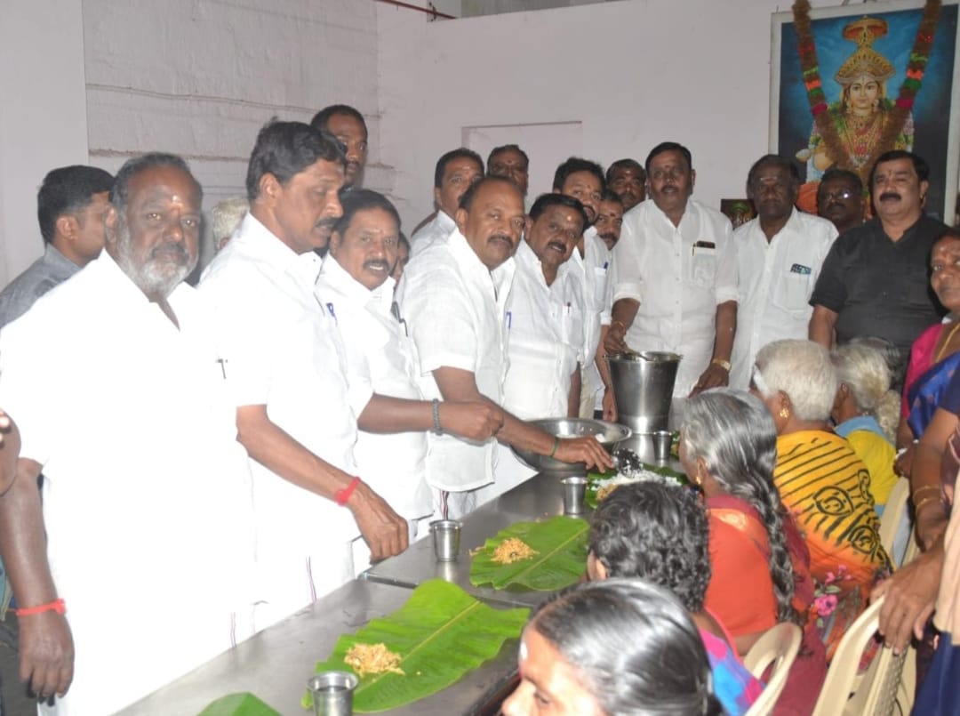 ஜெயலலிதா நினைவு நாளான நேற்று அதிமுக மாநகர் மாவட்டச் செயலர் தச்சை கணேசராஜா தலைமையில் முதியோர் இல்லத்தில் அன்னதானம்