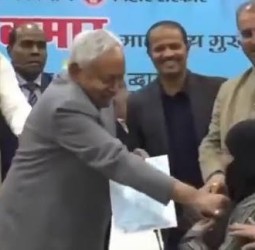 பெண் மருத்துவரின் ஹிஜாப்பை வலுக்கட்டாயமாக விலக்கிய நிதீஷ் குமார்!