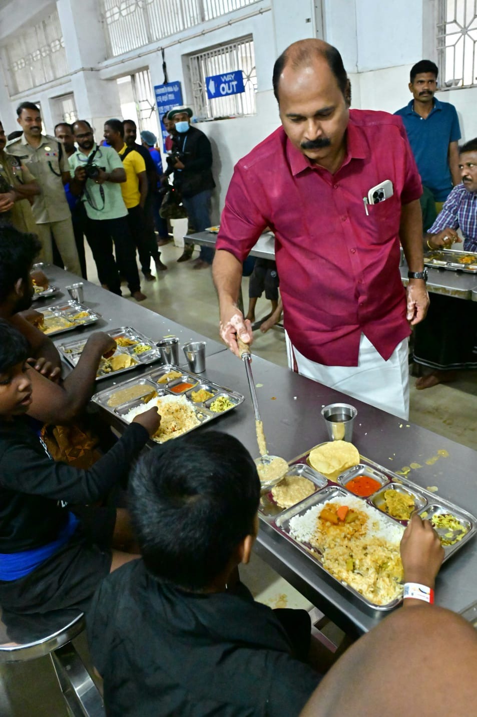 சபரிமலையில் கேரள பாரம்பரிய சத்திய அறுசுவை உணவு