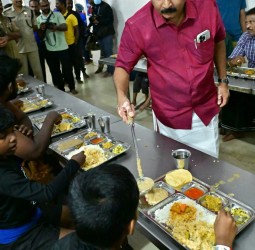 சபரிமலையில் கேரள பாரம்பரிய சத்திய அறுசுவை உணவு