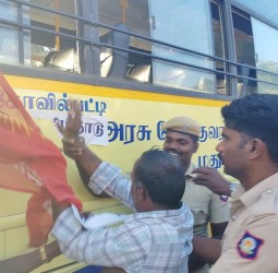 கோவில்பட்டியில் அரசு பேருந்துகளில் நாம் தமிழர் கட்சியினர் தமிழ்நாடு என்ற ஸ்டிக்கர் ஒட்டும் போராட்டம்