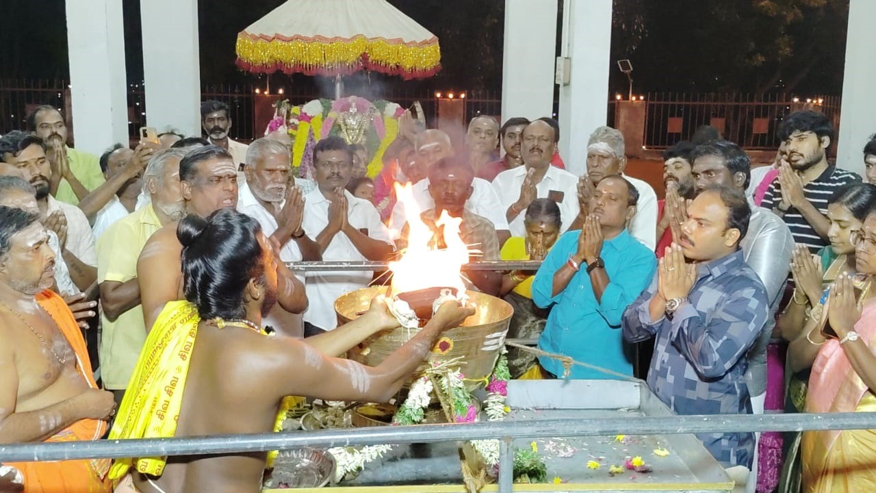 23 கிலோ வெண்கலை பாத்திரத்தில் மகா தீபம்