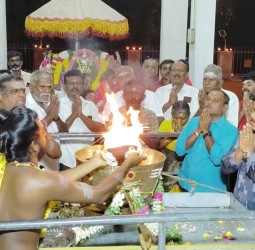 23 கிலோ வெண்கலை பாத்திரத்தில் மகா தீபம்