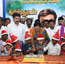 பிரேமலதா, குழந்தைகளுடன் கேக் வெட்டி கிறிஸ்மஸ் கொண்டாடினார்