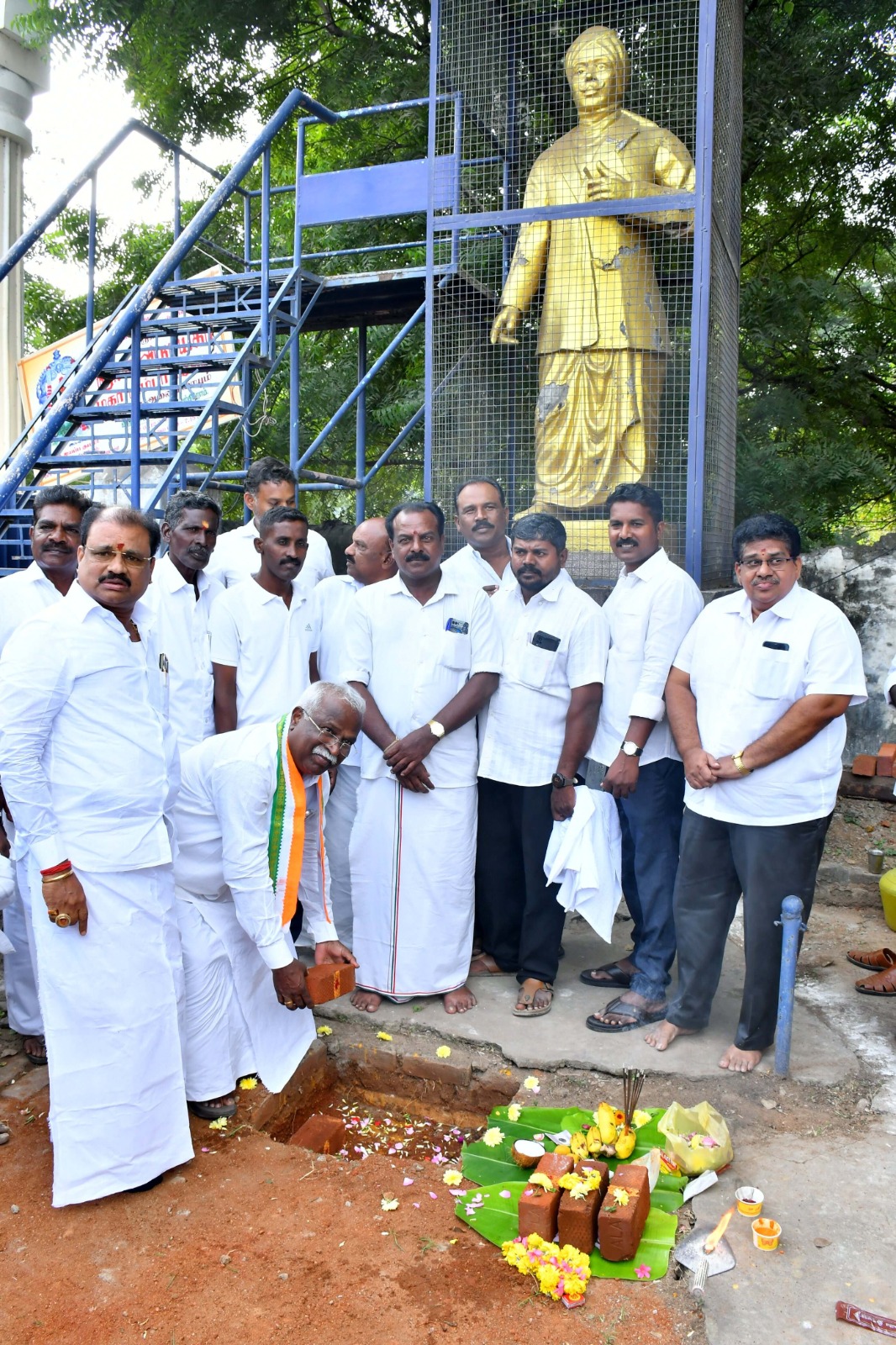 திருநெல்வேலி சந்திப்பிலுள்ள பாரதியார் சிலை வளாகத்தை சீரமைக்கும் பணி