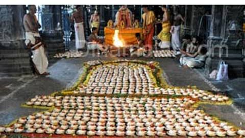 கார்த்திகை மாத சோமவாரம் 108 சங்குகள் சிறப்பு பூஜை.......