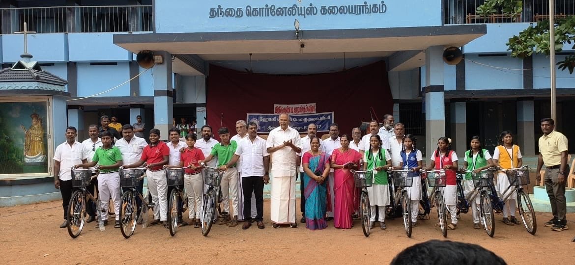 தூய யோவான் மேல்நிலைப்பள்ளியில் பள்ளி மாணவ மாணவியருக்கு தமிழ்நாடு அரசின் விலையில்லா மிதிவண்டி