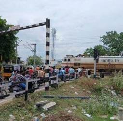 ரயில்வே மேம்பாலம் அமைக்க பொதுமக்கள் கோரிக்கை