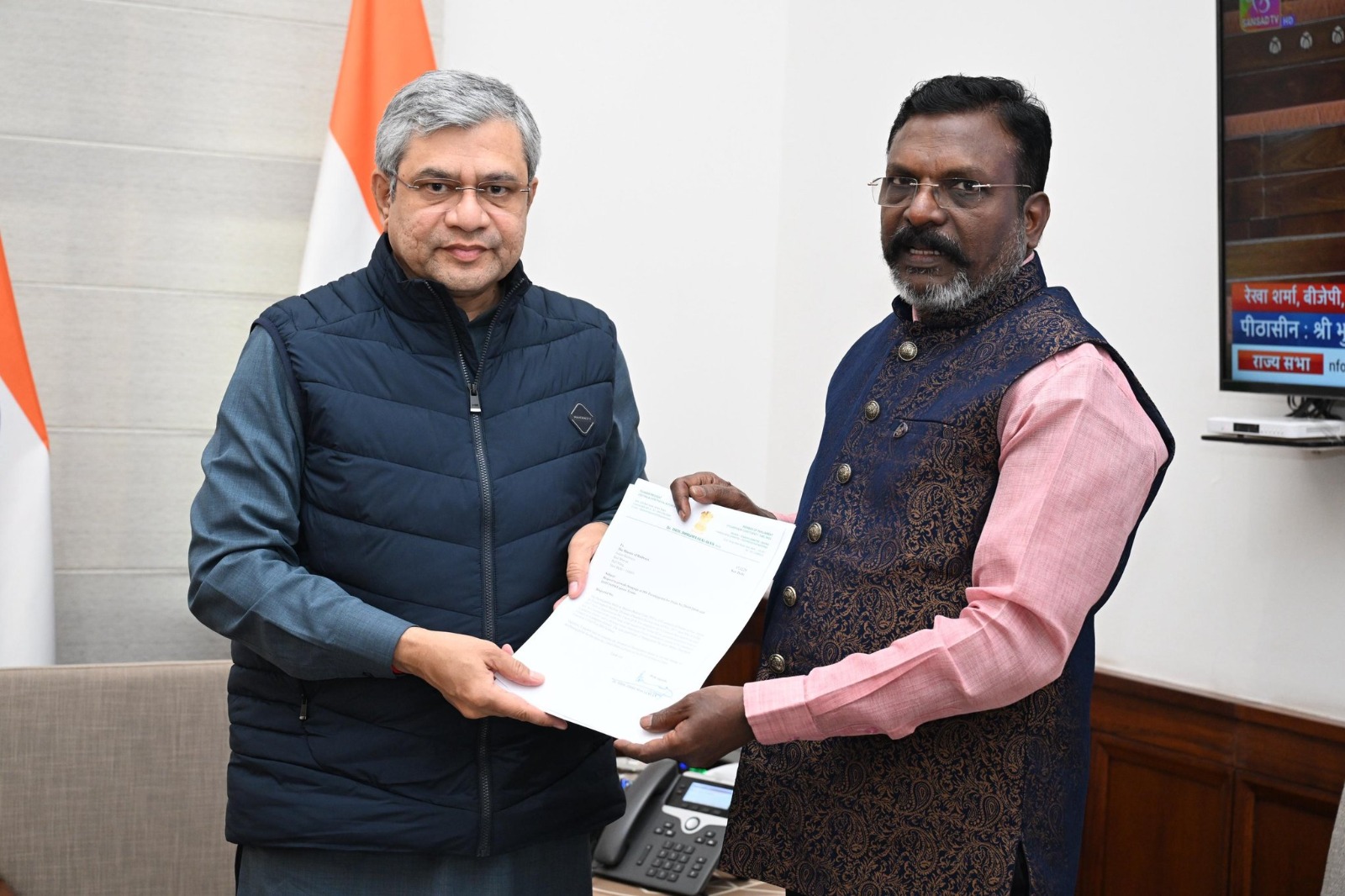 ரயில்வே அமைச்சர் அஷ்வினி வைஷ்ணவை திருமாவளவன் எம்.பி. சந்தித்து கோரிக்கை மனு