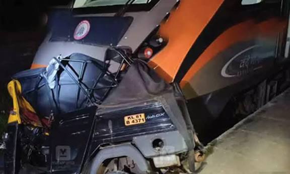 தண்டவாளத்தில் ஆட்டோவை நிறுத்திய டிரைவர்; வந்தே பாரத் ரயில் மோதியதால் பயணிகள் அதிர்ச்சி