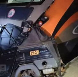 தண்டவாளத்தில் ஆட்டோவை நிறுத்திய டிரைவர்; வந்தே பாரத் ரயில் மோதியதால் பயணிகள் அதிர்ச்சி