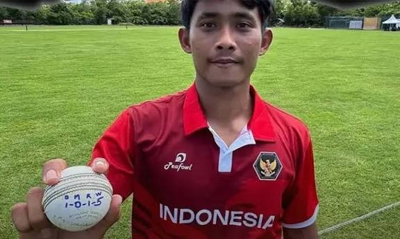 ஒரே ஓவரில் 5 விக்கெட்டுகள்: யாரும் செய்யாத வரலாற்று சாதனையை படைத்த இந்தோனேசியா வீரர்