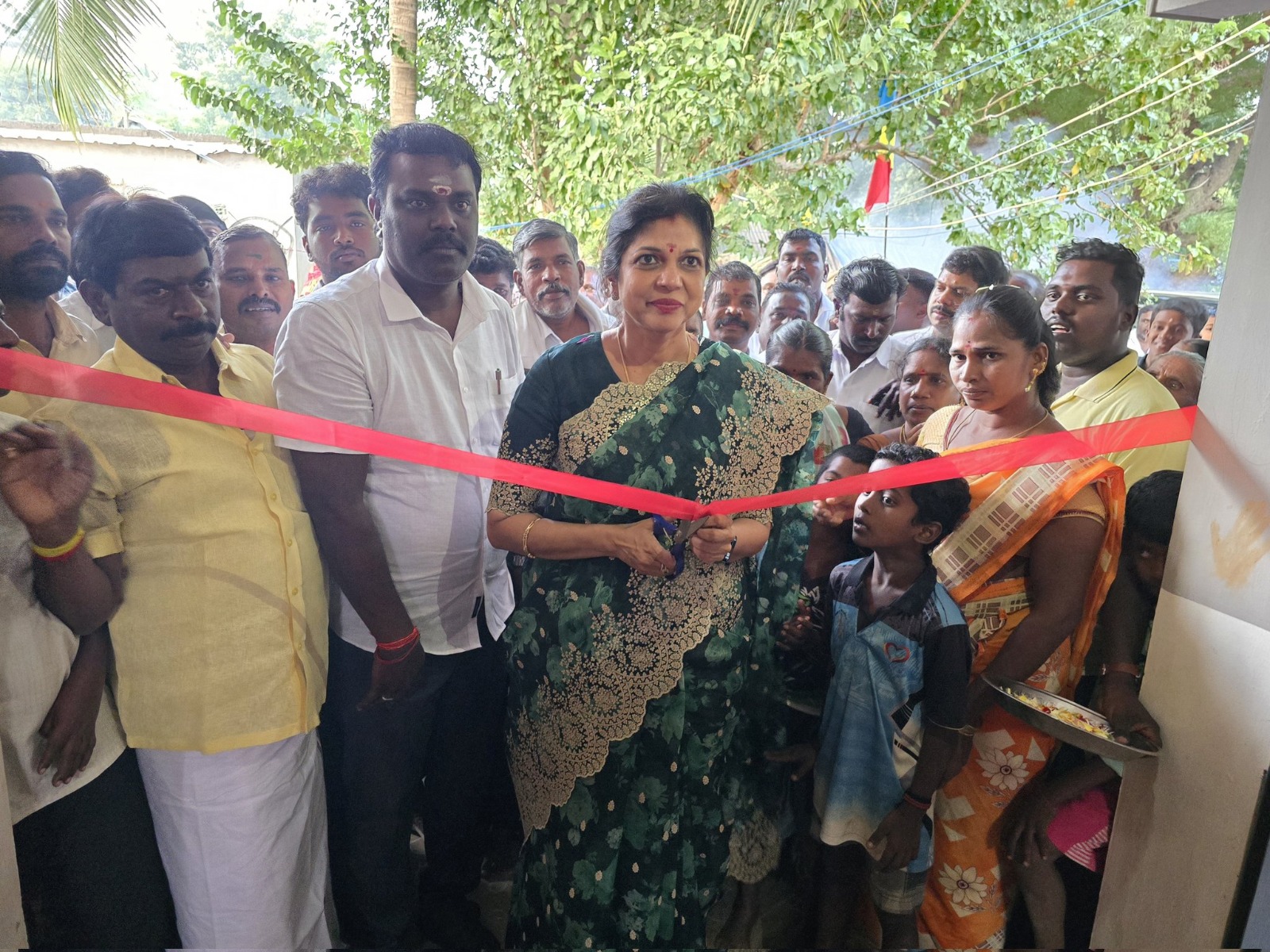 புதிய நியாய விலைக் கடையை சவுமியா அன்புமணி பொதுமக்கள் பயன்பாட்டிற்கு திறந்து வைத்தார்