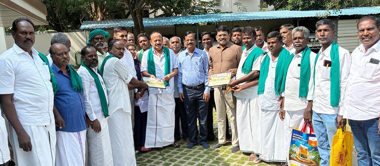 அமைச்சர் எம்ஆர்கே பன்னீர்செல் வத்தை விவசாயிகள் சங்க பிரதிநிதிகள் சந்தித்து வாழ்த்து