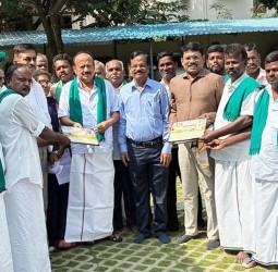 அமைச்சர் எம்ஆர்கே பன்னீர்செல் வத்தை விவசாயிகள் சங்க பிரதிநிதிகள் சந்தித்து வாழ்த்து