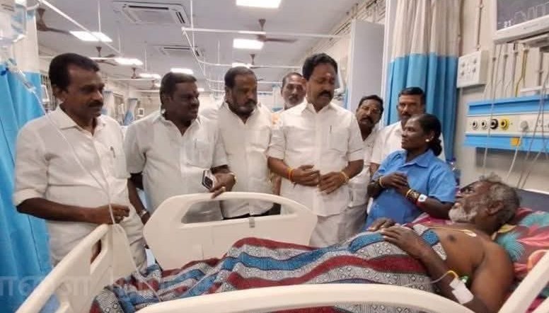 தூய்மைப் பணியாளரை அதிமுக நிர்வாகி பாப்புலர் முத்தையா சந்தித்து நிதி உதவி