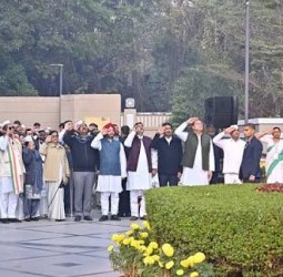 டில்லியில் காங்கிரஸின் 140ஆவது நிறுவன தின கொடியேற்று விழா