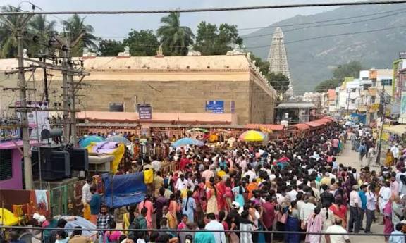 அண்ணாமலையார் கோயிலில் பக்தர்கள் 7 மணி நேரம் காத்திருந்து சுவாமி தரிசனம்