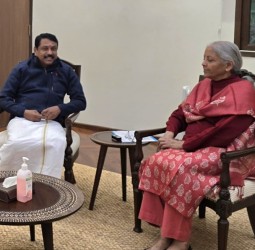 யாத்திரையின் போது பொதுமக்களிடமிருந்து பெறப்பட்ட நிதி அமைச்சகத்தைச் சார்ந்த மனுக்களை பாஜக மாநிலத் தலைவர் நயினார்நாகேந்திரன் வழங்கினார்