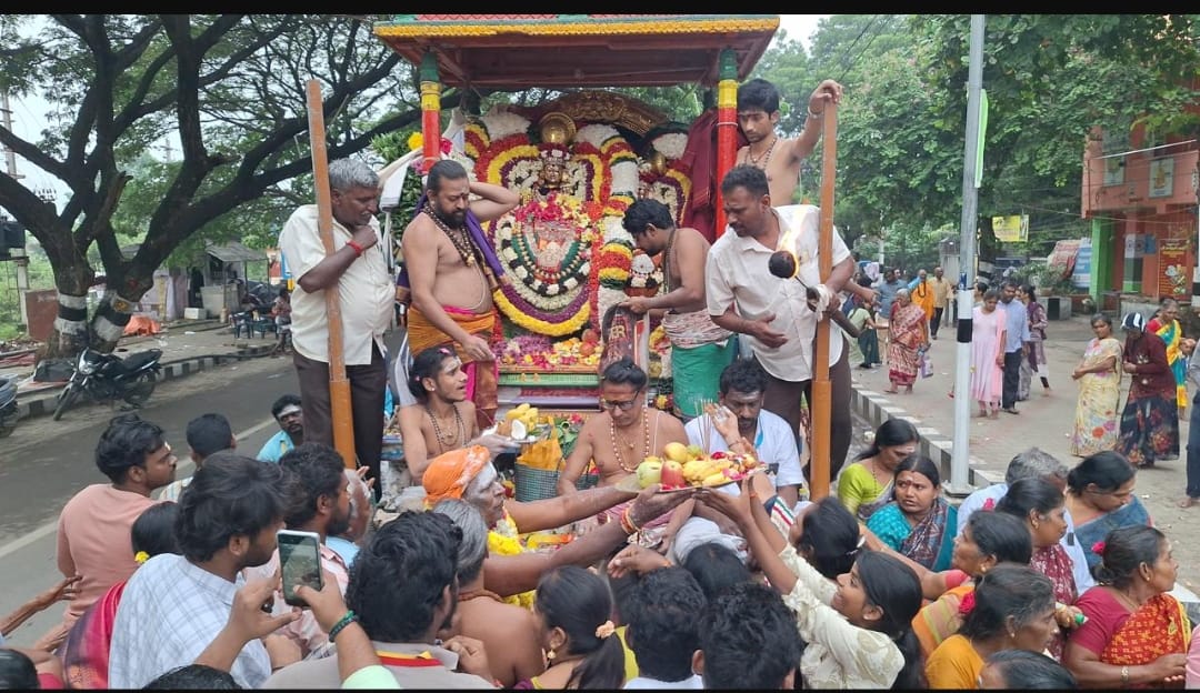 உண்ணாமுலையம்மன் சமேத அண்ணாமலையார் நேற்று கிரிவலம்