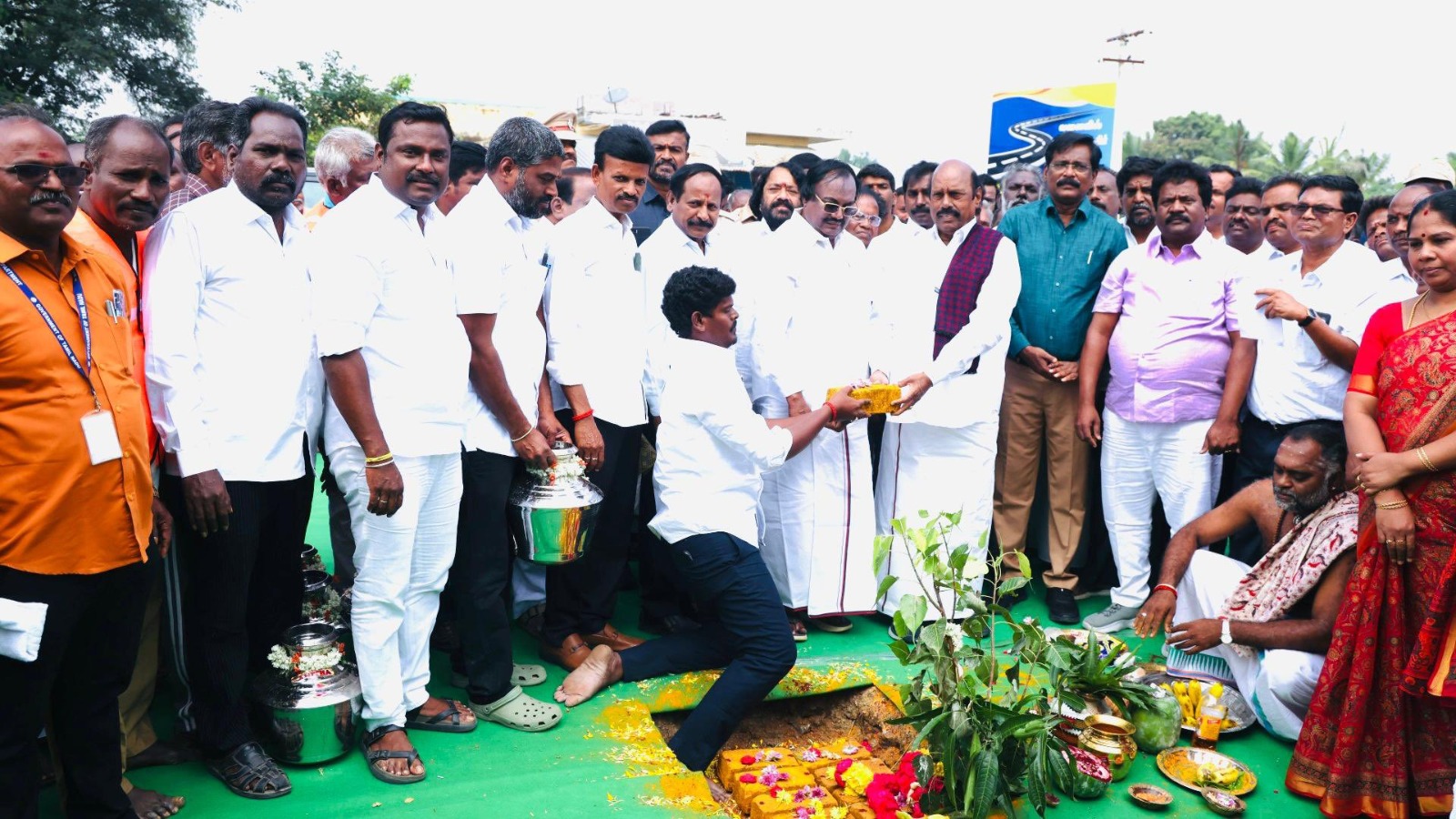 இருவழிச்சாலையாக மேம்படுத்த அமைச்சர் வேலு நேற்று அடிக்கல்