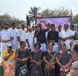 உள்ளூர் இளைஞர்களுக்கு வேலைவாய்ப்புகளில் முன்னுரிமை அளிக்க கோரி அதிமுகவினர் ஆர்ப்பாட்டம்