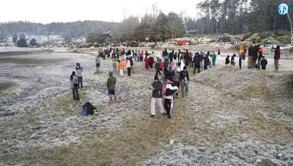 ஊட்டி உறைபனியை காண செல்லும் சுற்றுலா பயணிகளுக்கு வனத்துறையினர் தடை