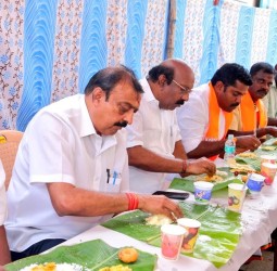 உருளையான்பேட்டை தொகுதி கென்னடி வீதியில் சமபந்தி விருந்தில் பாஜக தலைவர் ராமலிங்கம்