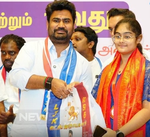 10,12ம் வகுப்பு பொதுத் தேர்வில் வெற்றி பெற்ற மாணவர்களுக்கு பரிசுகள், ஊக்கத் தொகை