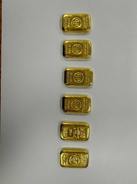 அசாம்: 1.4 கிலோ போலி தங்க பிஸ்கட்டுகளுடன் 3 பேர் கைது