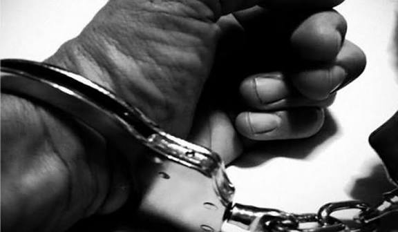 கேலி, கிண்டல் செய்ததால் ஆத்திரம் ஐ.டி. ஊழியர் கார் மீது பெட்ரோல் குண்டு வீசியவர் கைது