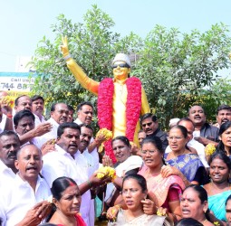 அதிமுக சார்பில் நேற்று எம்ஜிஆர் நினைவுநாளில் அவரது சிலைக்கு மாலை அணிவித்து மரியாதை