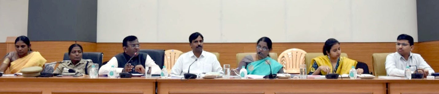 புதுக்கோட்டை விஜயா தலைமையில், கலெக்டர் கந்தசாமி முன்னிலையில் ஆய்வுக்கூட்டம்