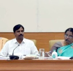 புதுக்கோட்டை விஜயா தலைமையில், கலெக்டர் கந்தசாமி முன்னிலையில் ஆய்வுக்கூட்டம்