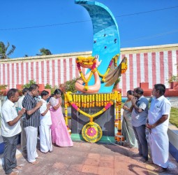 கலெக்டர் அழகுமீனா மலர் வளையம் வைத்து அஞ்சலி