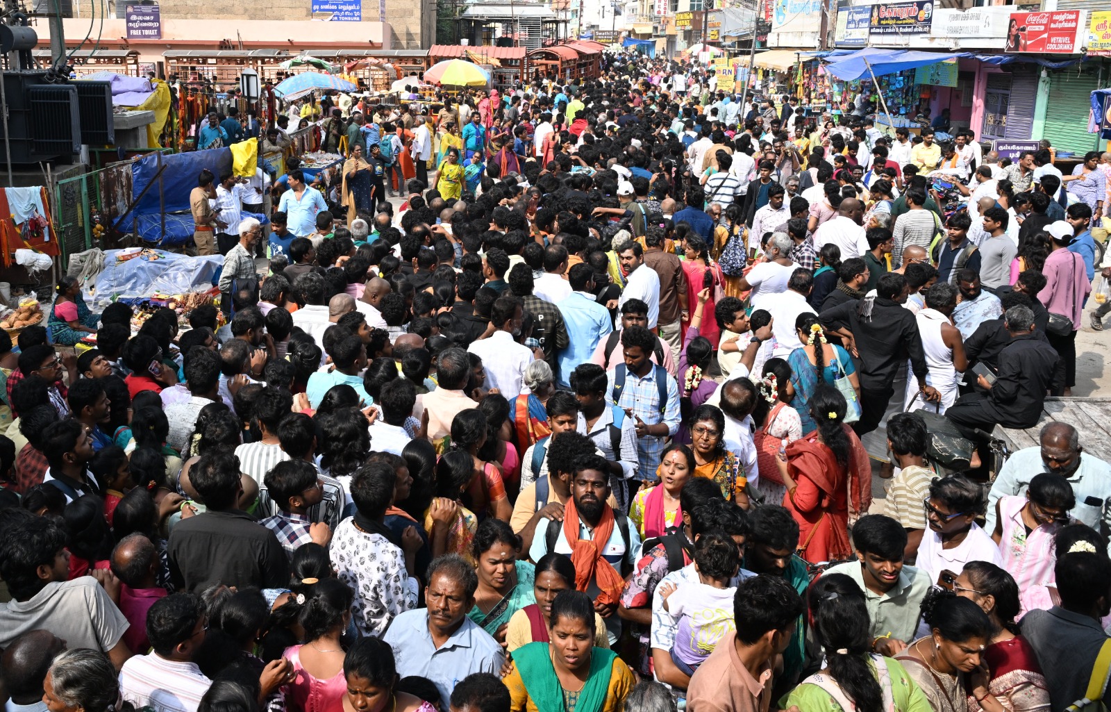 அண்ணாமலையார் கோயிலில் சுவாமி தரிசனத்துக்காக காத்திருந்த பக்தர்கள் கூட்டம்