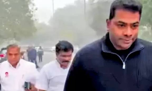 கரூர் கூட்ட நெரிசல் வழக்கு: தவெக நிர்வாகிகள், போலீஸ் அதிகாரிகள் ஒரே நாளில் விசாரணைக்கு ஆஜர்