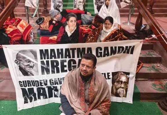 100 நாள் வேலை திட்டப் பெயர் மாற்றம்; பார்லியில் இரவு முழுதும் திரிணமுல் எம்பிக்கள் தர்ணா