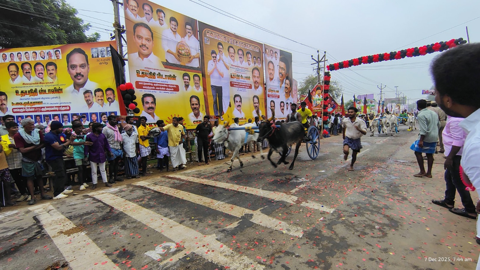 மச்சுவாடி பகுதியில் துணை முதல்வர் உதயநிதி பிறந்தநாளினை முன்னிட்டு மாபெரும் மாட்டுவண்டி,குதிரை வண்டி பந்தயம்