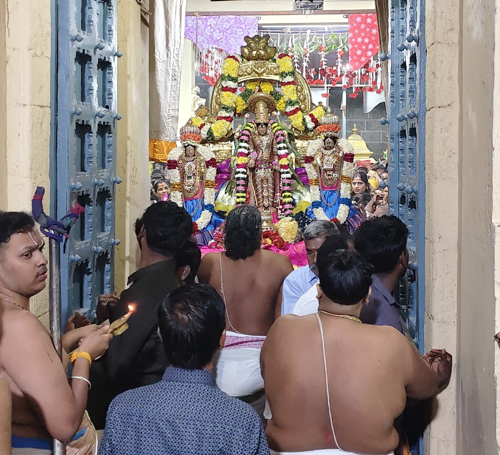 ருக்மணி, சத்தியபாமாவுடன் அருள் பாலித்த ராஜகோபாலசுவாமி