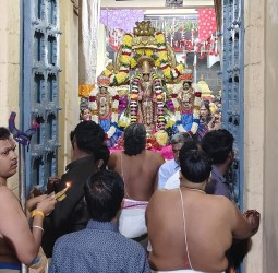 ருக்மணி, சத்தியபாமாவுடன் அருள் பாலித்த ராஜகோபாலசுவாமி