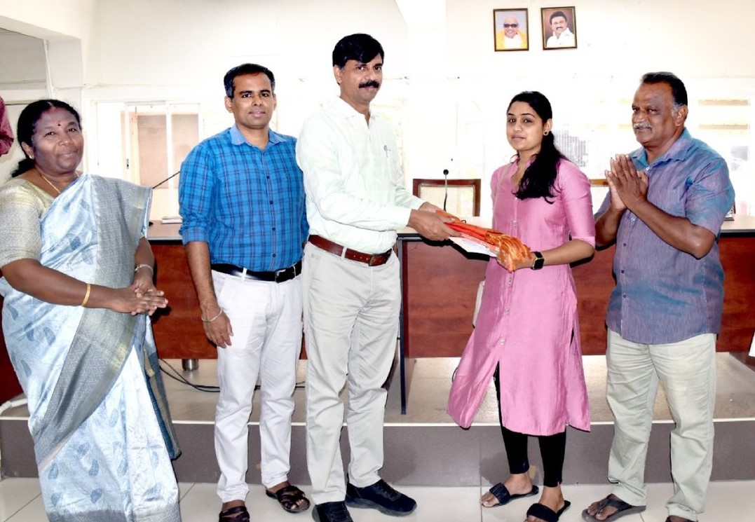 மாற்றுத்திறனாளி மாணவி ராகவியாவுக்கு ரூ. 50ஆயிரம் நிதி உதவி