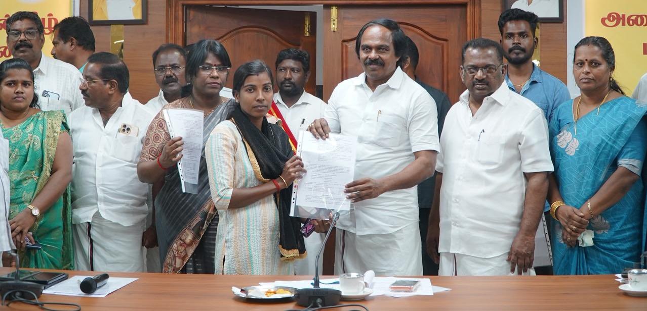 பயனாளிகளுக்கு வீடு கட்டுவத்றக்ன ஆணை