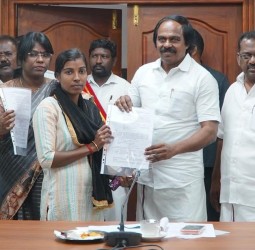 பயனாளிகளுக்கு வீடு கட்டுவத்றக்ன ஆணை