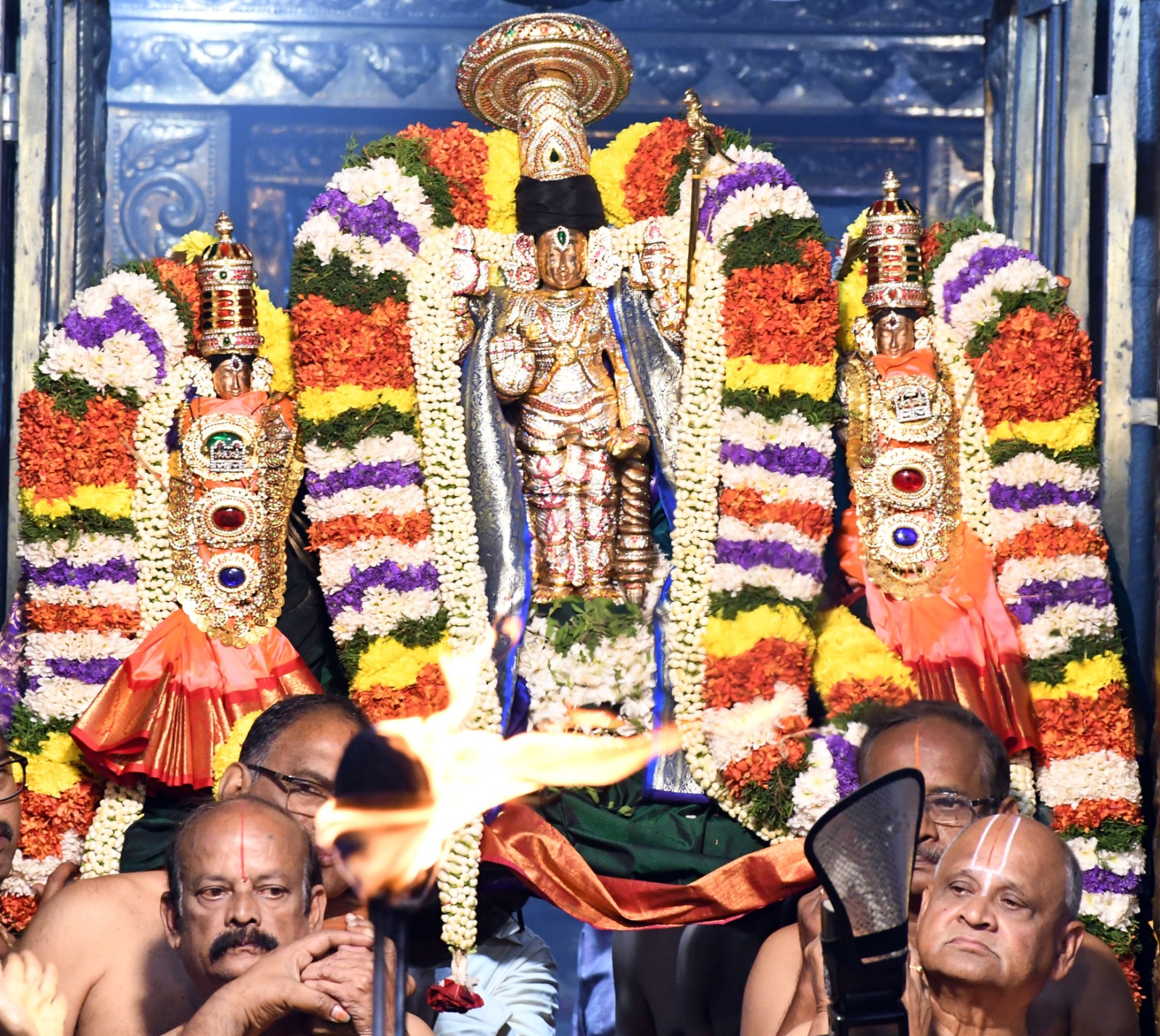 புதுச்சேரி காந்தி வீதி ஸ்ரீவரதராஜ பெருமாள் கோவிலில் சொர்க்க வாசல் திறப்பு