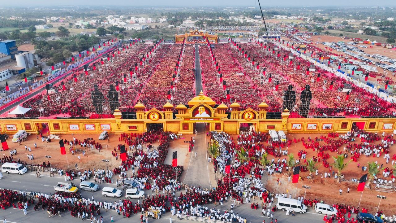 மகளிர் மாநாடு, கருப்பு சிவப்பு மகளிர் படை சூழ்ந்த காட்சி