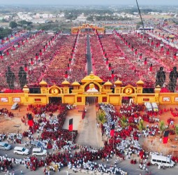 மகளிர் மாநாடு, கருப்பு சிவப்பு மகளிர் படை சூழ்ந்த காட்சி