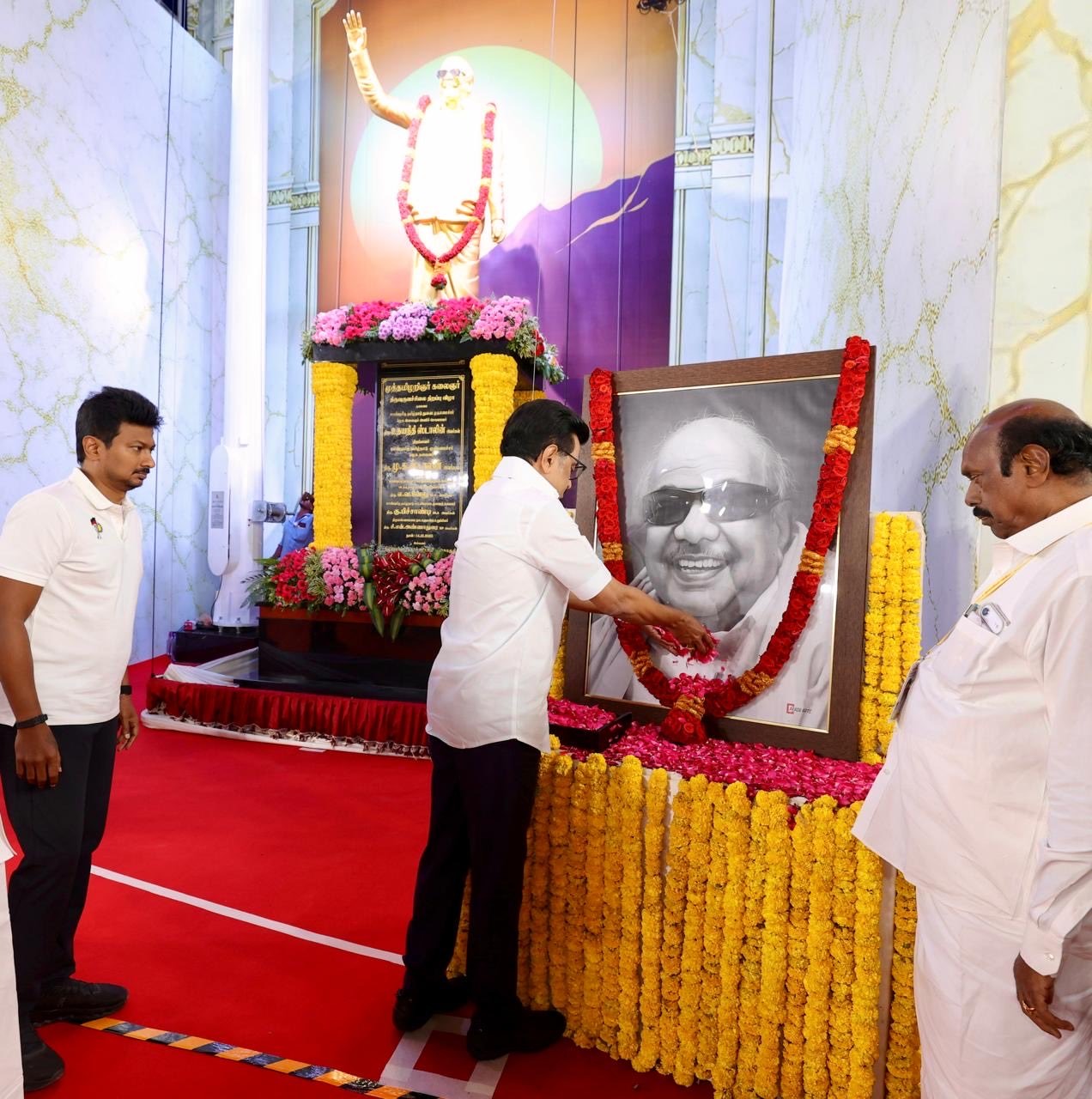 கீழ்பென்னாத்தூர் அண்ணா நகரில், கருணாநிதி உருவச் சிலை