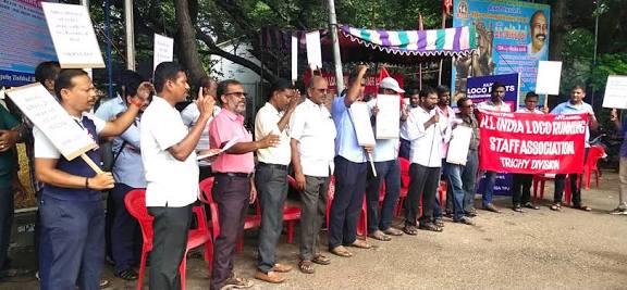 வார ஓய்வு நேரத்தை அதிகரித்திடுக! அகில இந்திய ரயில் ஓட்டுநர்கள் சங்கத்தினர் உண்ணாவிரதப் போராட்டம்